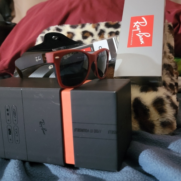 NIB Ray-Ban New Wayfarer Polarized - Picture 3 of 6